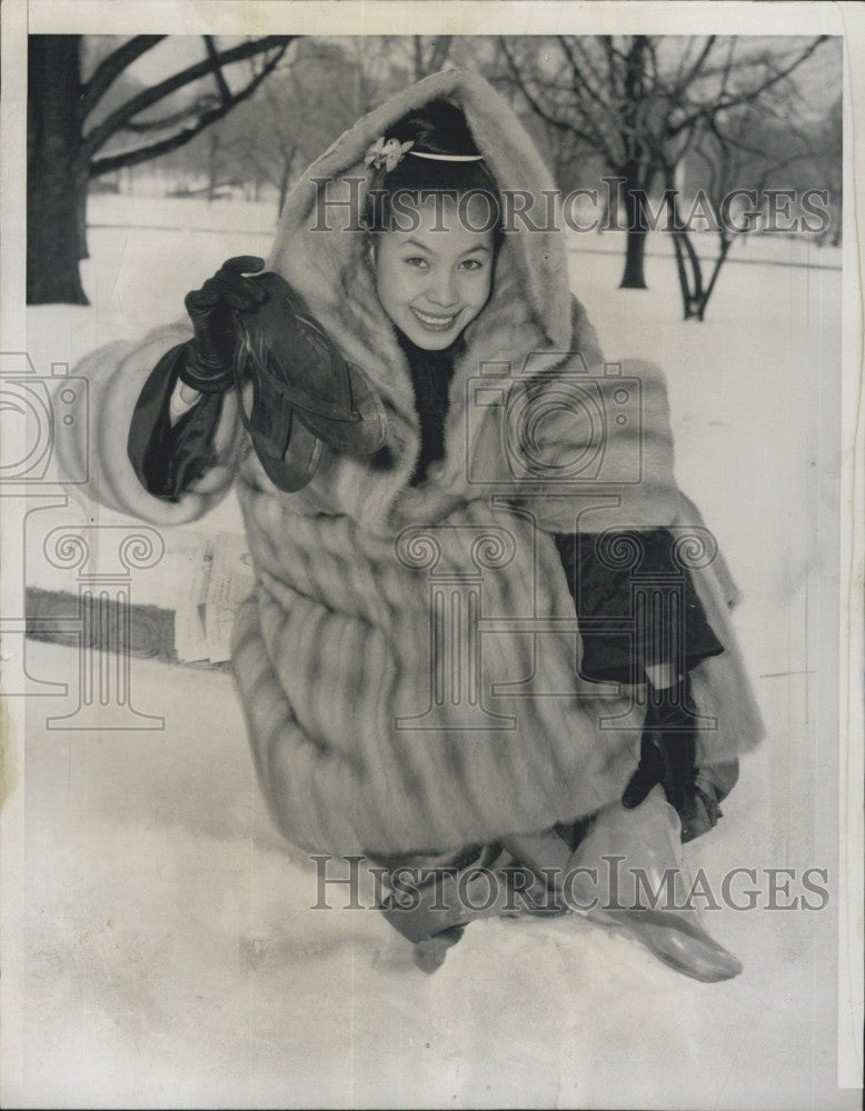 1955 Press Photo Actress Win Min Than sees her first snowfall in Boston - Historic Images