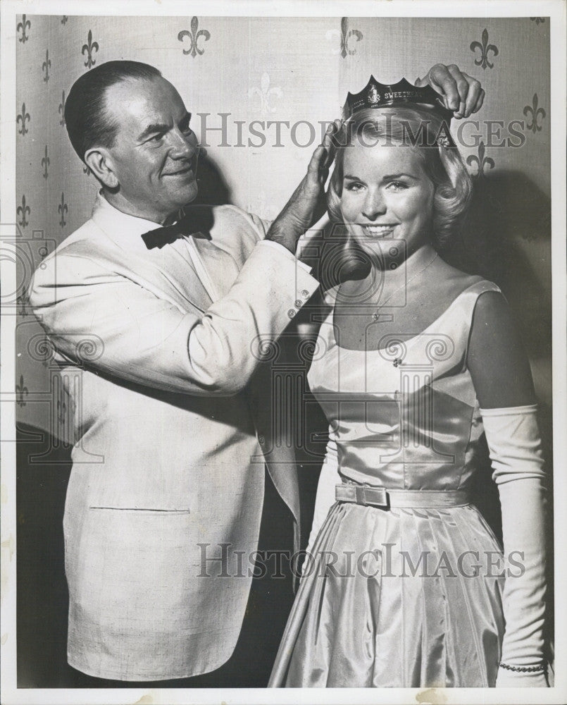 1961 Press Photo Carolee Ream Crowned International Sweetheart of Sigma Chi - Historic Images