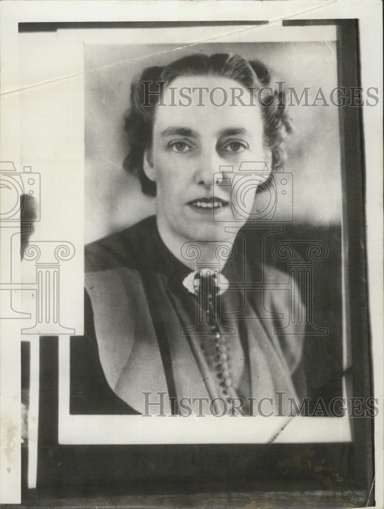 1939 Press Photo Lady Reading poses for her portrait - Historic Images