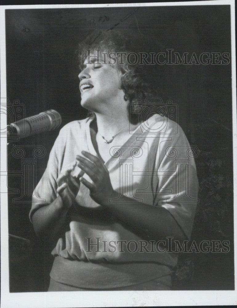 Press Photo Singer Betsy Rose At Newton Arts Center In Newtonville, MA - Historic Images