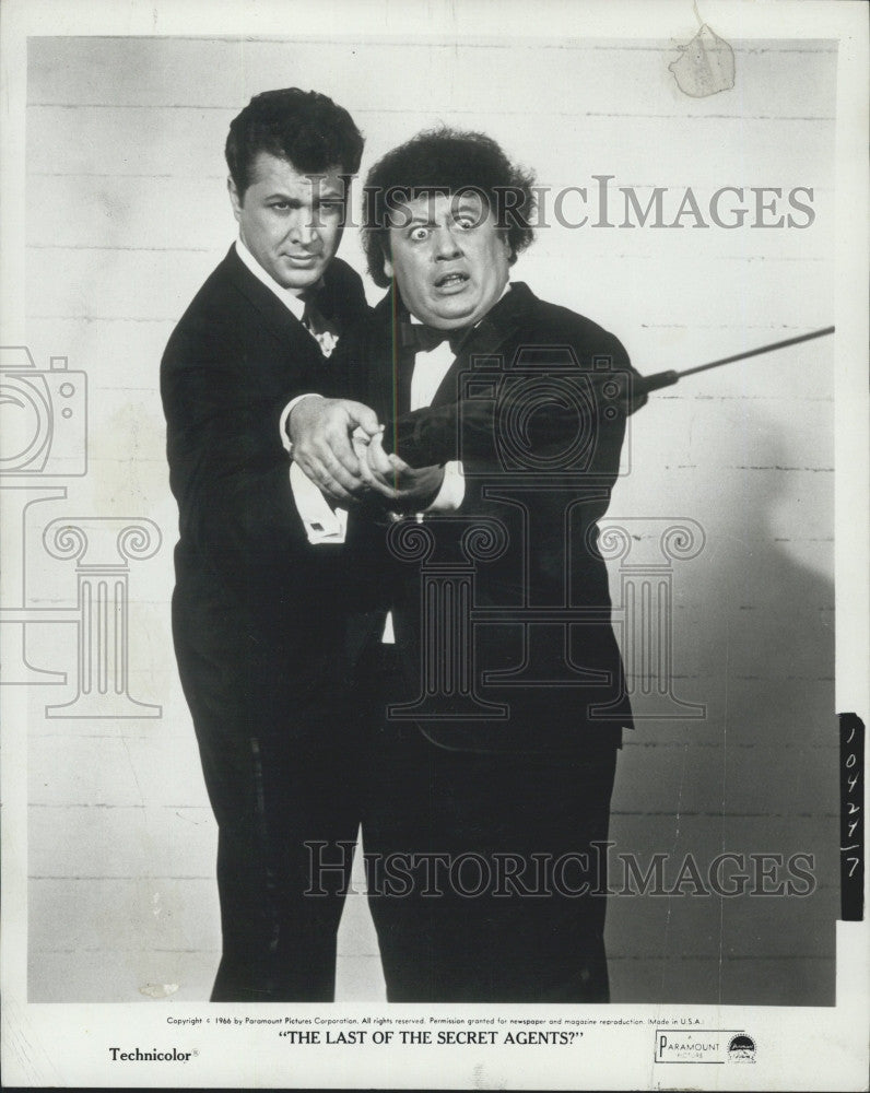 1965 Press Photo Steve Rossi and Marty Allen in The Last Of The Secret Agents - Historic Images