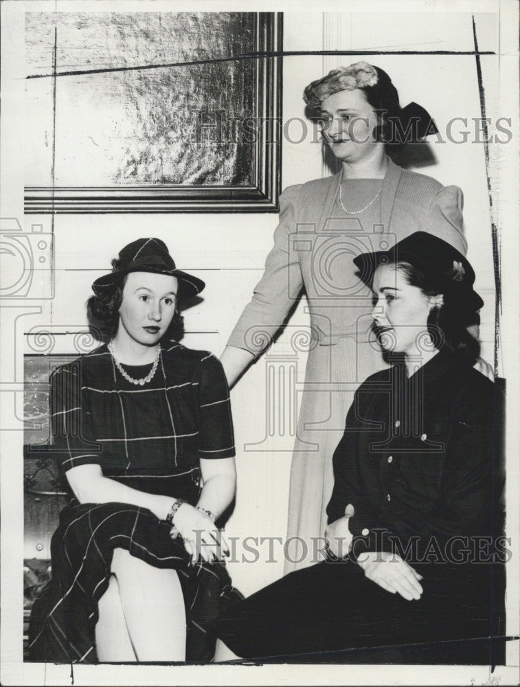 1941 Press Photo Planning Annual Dinner for Holy Cross Club Miss Virginia Dinan - Historic Images