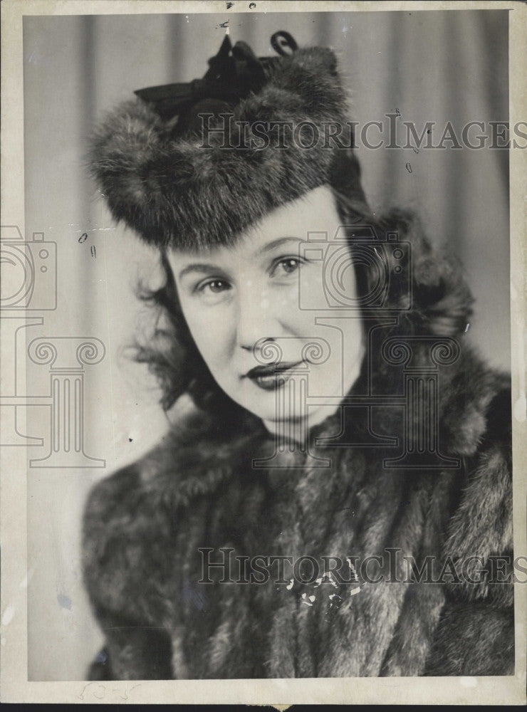 1941 Press Photo Miss Virginia Dinan Of The Holy Cross Club of Boston - Historic Images