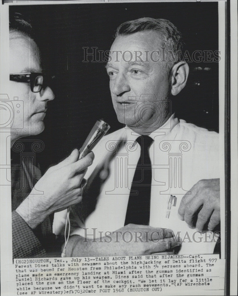 1968 Press Photo Capt. Forest Dines talks about hijacking of Delta Flight 977 - Historic Images