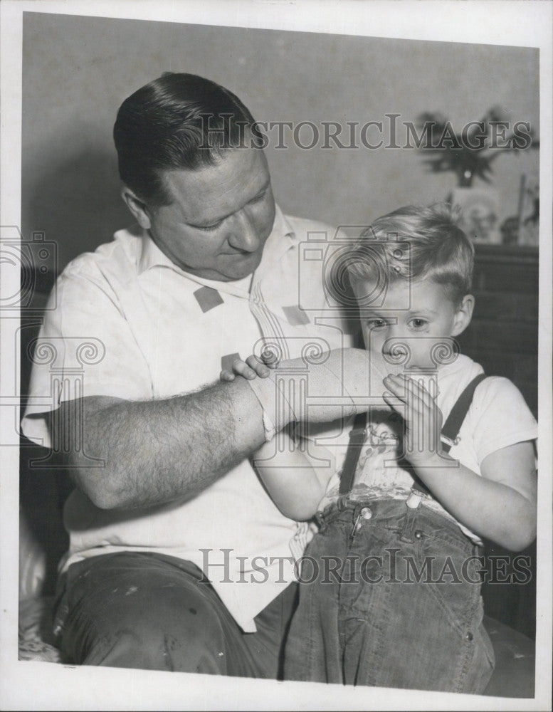 1962 Press Photo Boston Police Detective Frederick Nolan With Four Year Old son - Historic Images