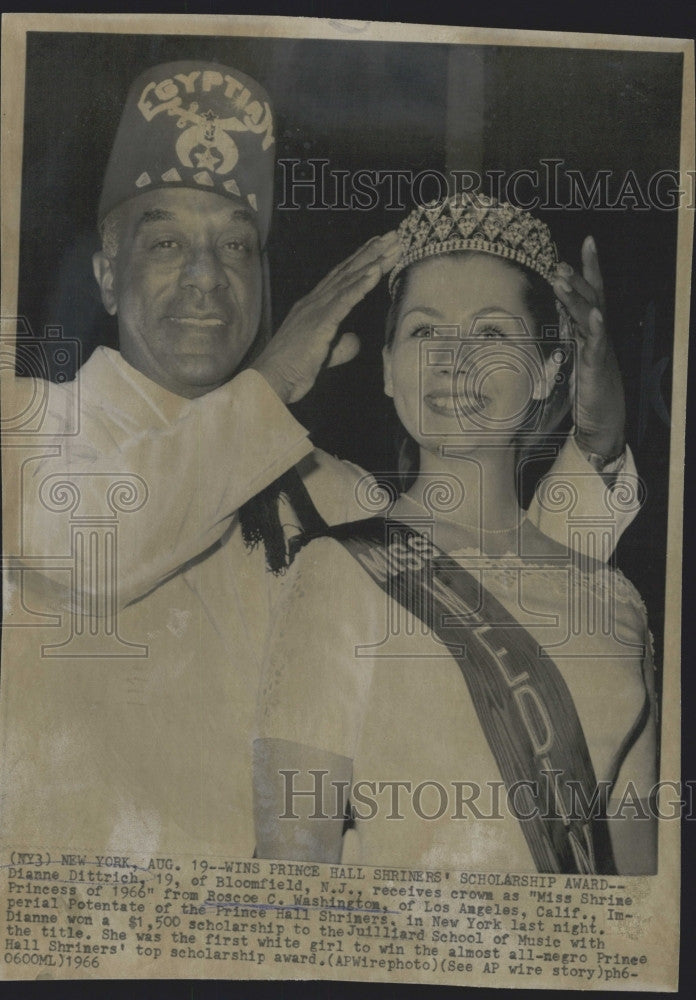 1966 Press Photo Dianne Dittrich &quot;Miss Shrine Princess of 1966&quot; With Roscoe - Historic Images