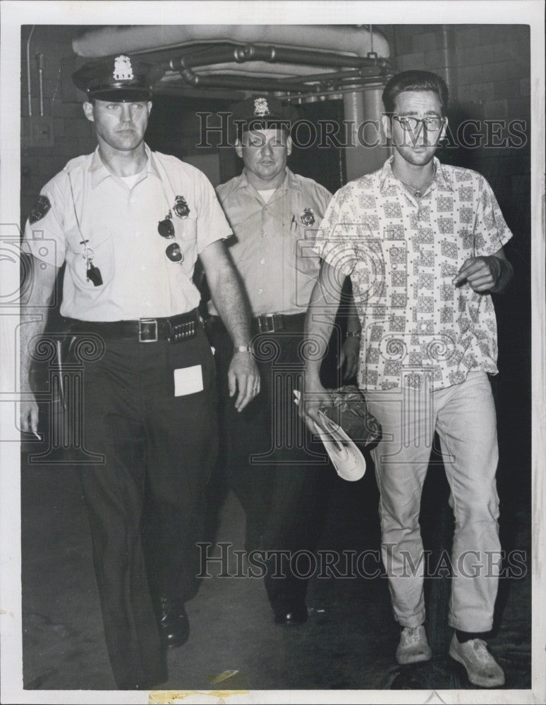 1965 Press Photo Accused of Breaking into Plant Richadr Vidito with officers - Historic Images