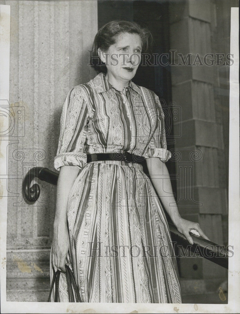 1956 Press Photo Katherine Finn, Mother Of James Finn, Leaving Courthouse - Historic Images