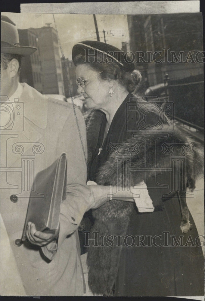 1953 Press Photo Mrs Rose Fioravanti sues in Middlesex Superior Court - Historic Images