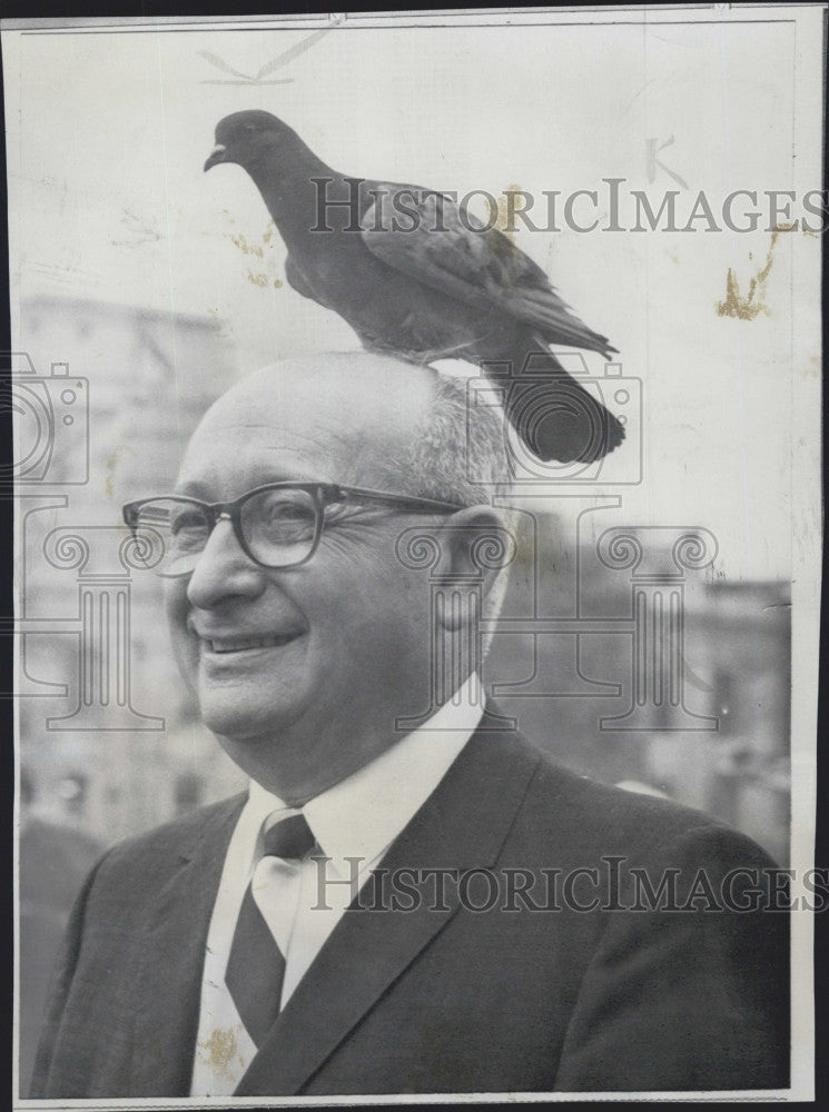 1968 Press Photo Bird Expert Joe Pink Sprays Chemical In Washington DC - Historic Images