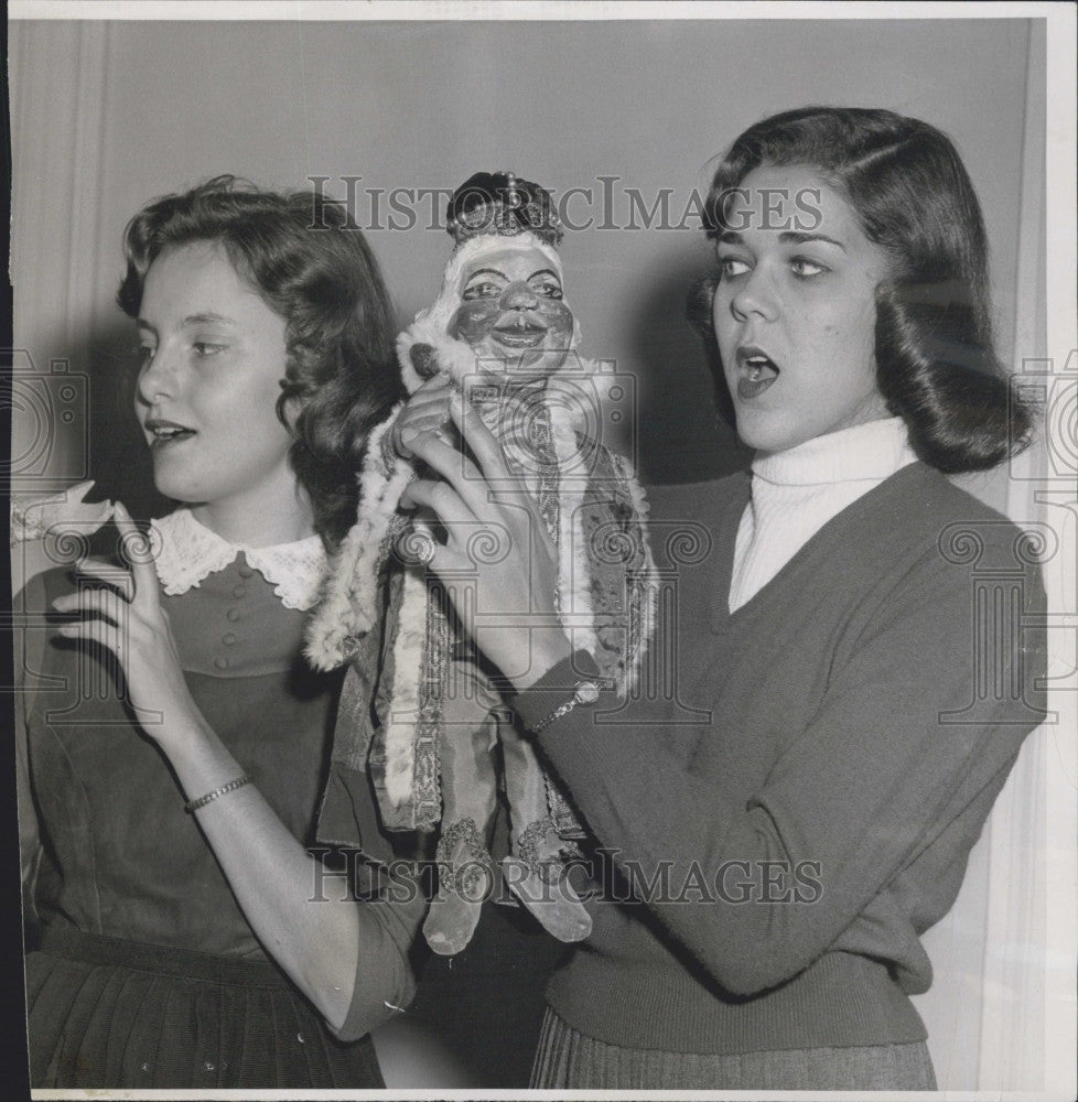 Press Photo Boston University Students Use Puppets In Speech Therapy - Historic Images