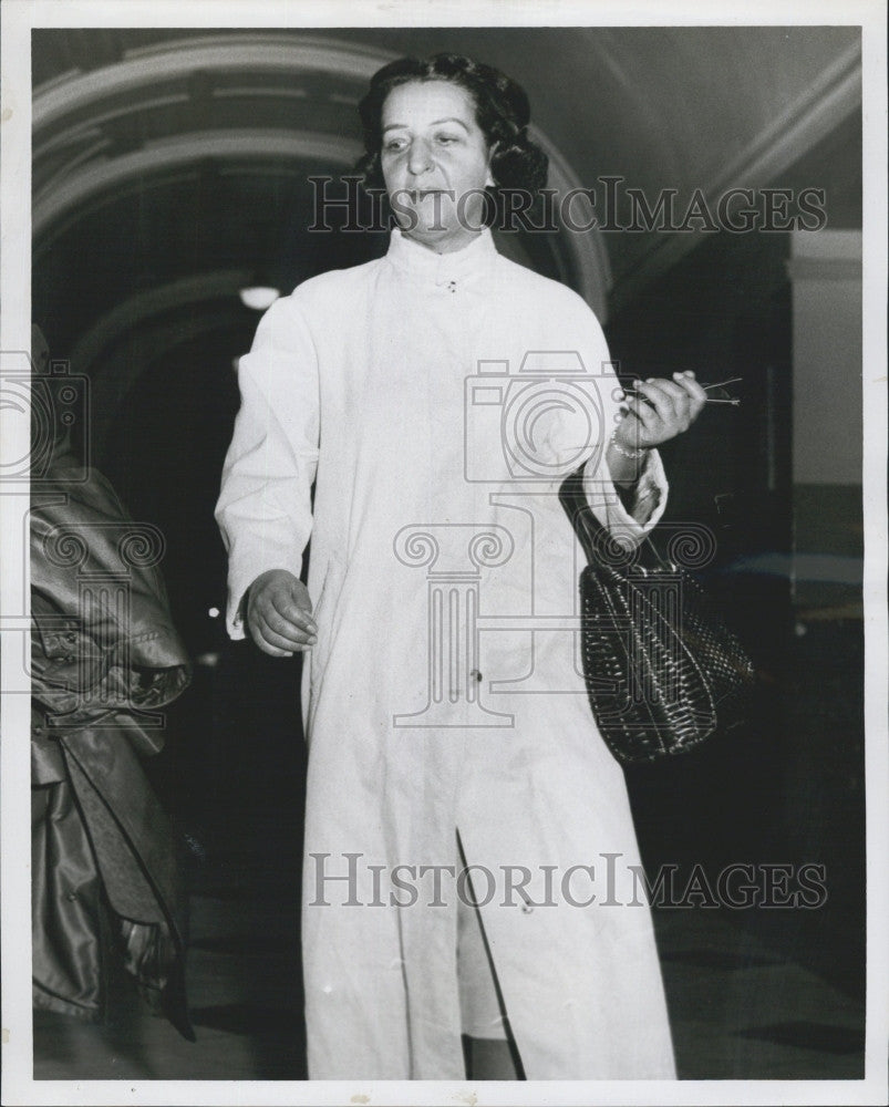 1959 Press Photo Shirley Fingold Leaves Court After Testimony - Historic Images