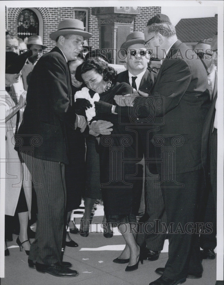 1958 Press Photo Shirley Fingold Attends Funeral Of Brother George - Historic Images