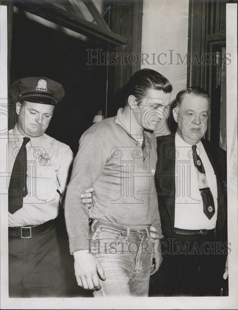 1956 Press Photo Kidnapper James Finn with Detective and Officer John Reardon. - Historic Images