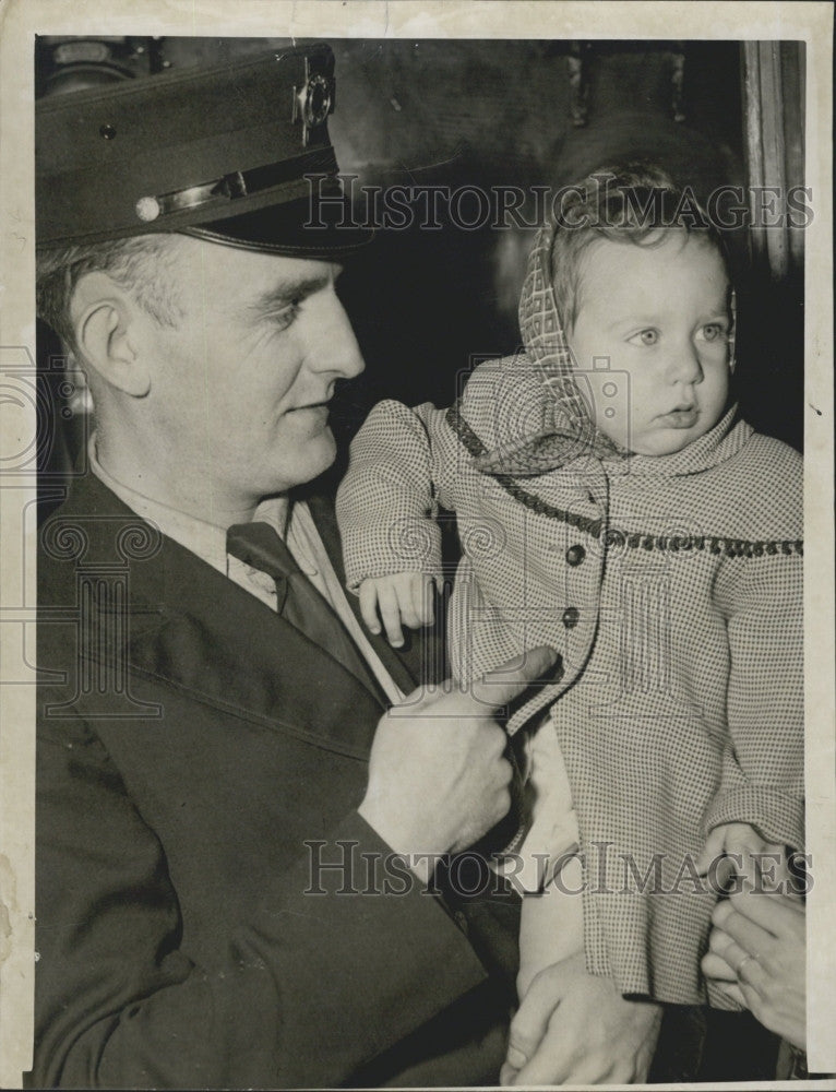 1952 Press Photo Officer Jimmy Finn Holds Stephanie Paparozzi while mother votes - Historic Images