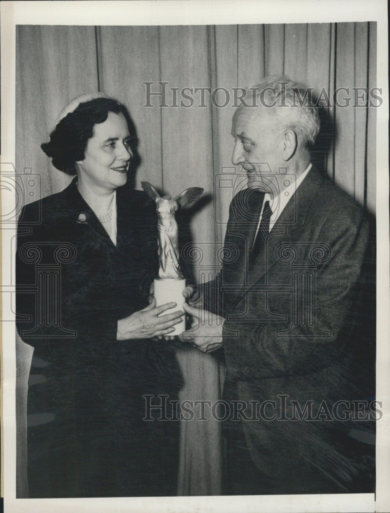 1954 Press Photo Dr.Albert Szent-Gyorgui Biochemist, gets Lasker Award. - Historic Images