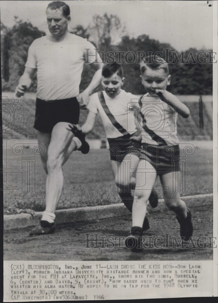 1946 Press Photo Don Lash,former runner and FBI Agent teaches  two sons to run. - Historic Images