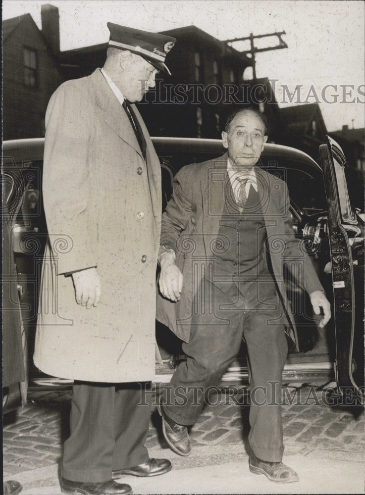 1948 Press Photo Defendant Thomas Lanzo With Sheriff Bernard Hurley - Historic Images