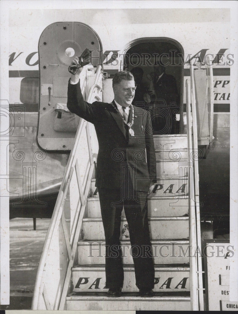 1956 Press Photo Lord Mayor of Dublin Ireland Denis Larkin at Logan Airport - Historic Images