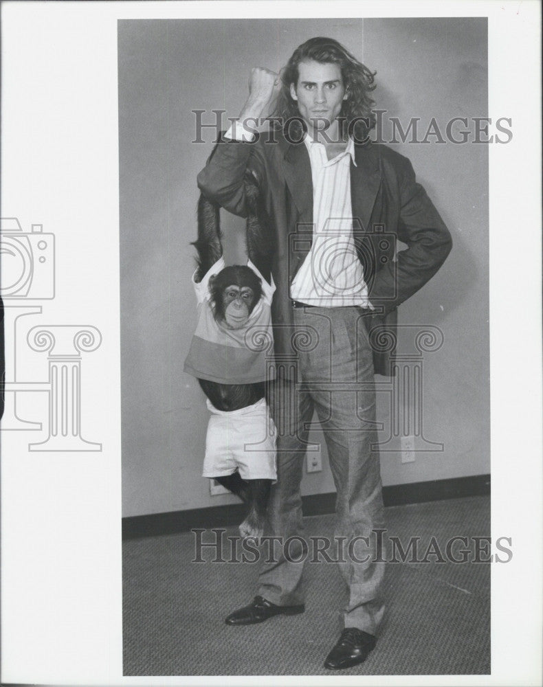 1989 Press Photo Star Of Tarzan in Manhattan Joe Lara Poses with Friend Cheetah - Historic Images