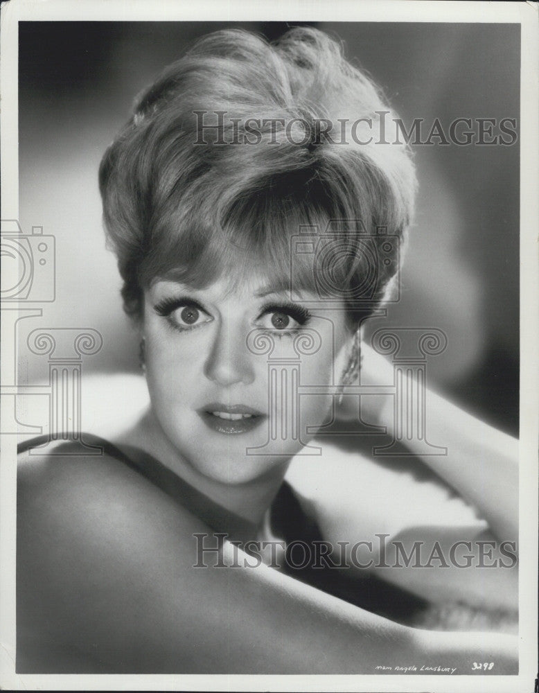 1967 Press Photo Angela Lansbury posing for photo - Historic Images