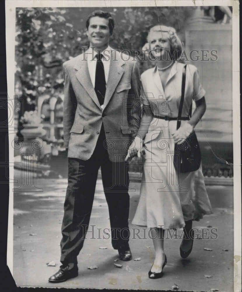 1948 Press Photo Peter Shaw and Angela Lansbury posing for photo - Historic Images