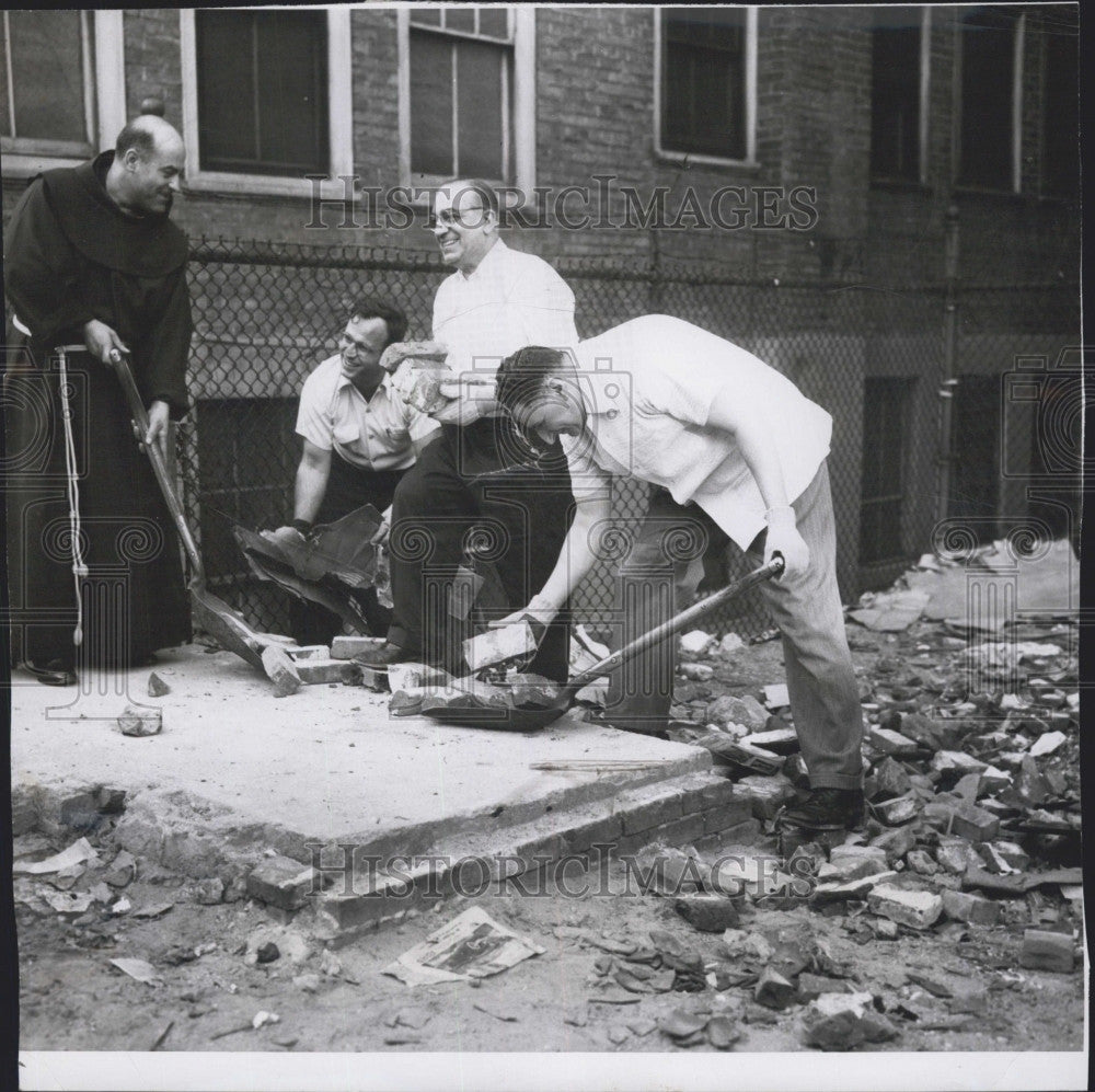 1963 Press Photo Members of St. Leonard Catholic Church Help Clean Vacant Lot - Historic Images