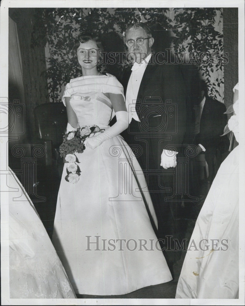 1957 Press Photo Dr. William V. Lanigan with Daughter Jeramy Elise at Wedding - Historic Images