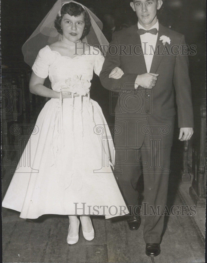 1956 Press Photo Newlyweds Kenneth L. Moffett, Carol Ann McSweeney of Boston - Historic Images