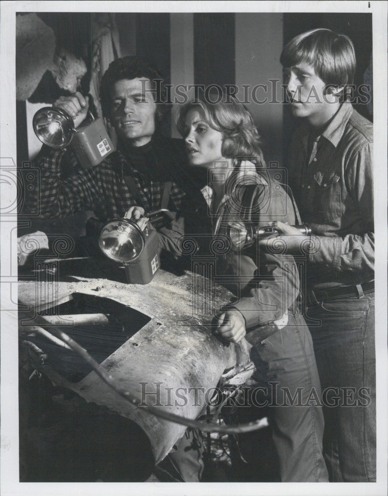 1977 Press Photo Patrick Wayne Fawne Harriman Chris Mitchum Star in Filght to Ho - Historic Images