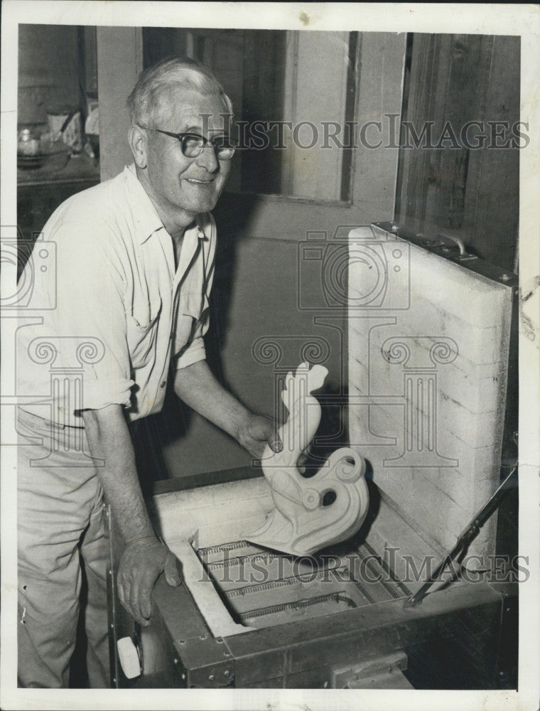 1958 Press Photo Albert Moffat Fires Ceramic Pieces in Kiln - Historic Images