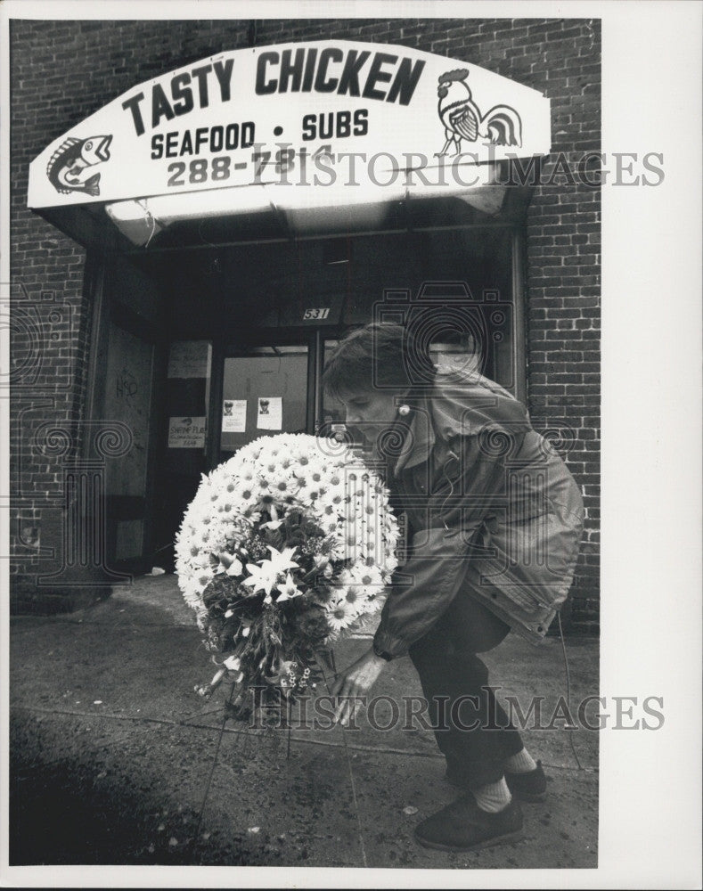 1992 Press Photo Mary Gunn,place a wreath at murder site in Upham&#39;s Corner. - Historic Images