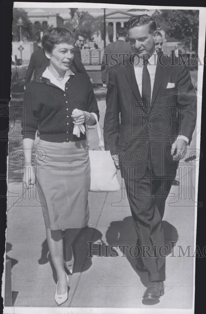 1961 Press Photo Mrs. Irvin C Scarbeck  with husband&#39;s attorney Samuel C Klein - Historic Images