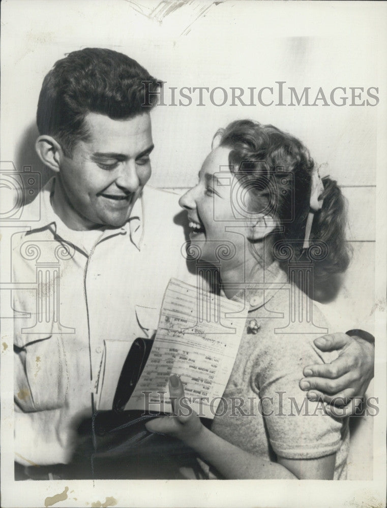 1955 Press Photo Jill Schary and Lt. Jon Zimmer,hold their Marriage License. - Historic Images