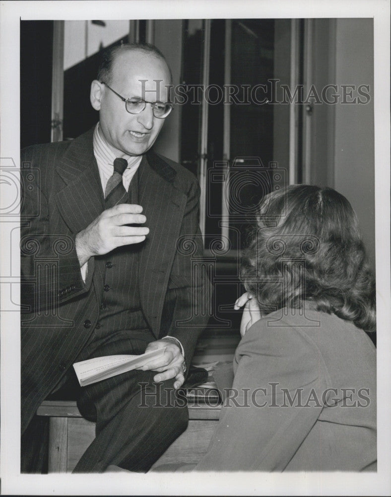 1951 Press Photo Sidney B. Schatkin counsel for Paternity Cases of unwed mother. - Historic Images