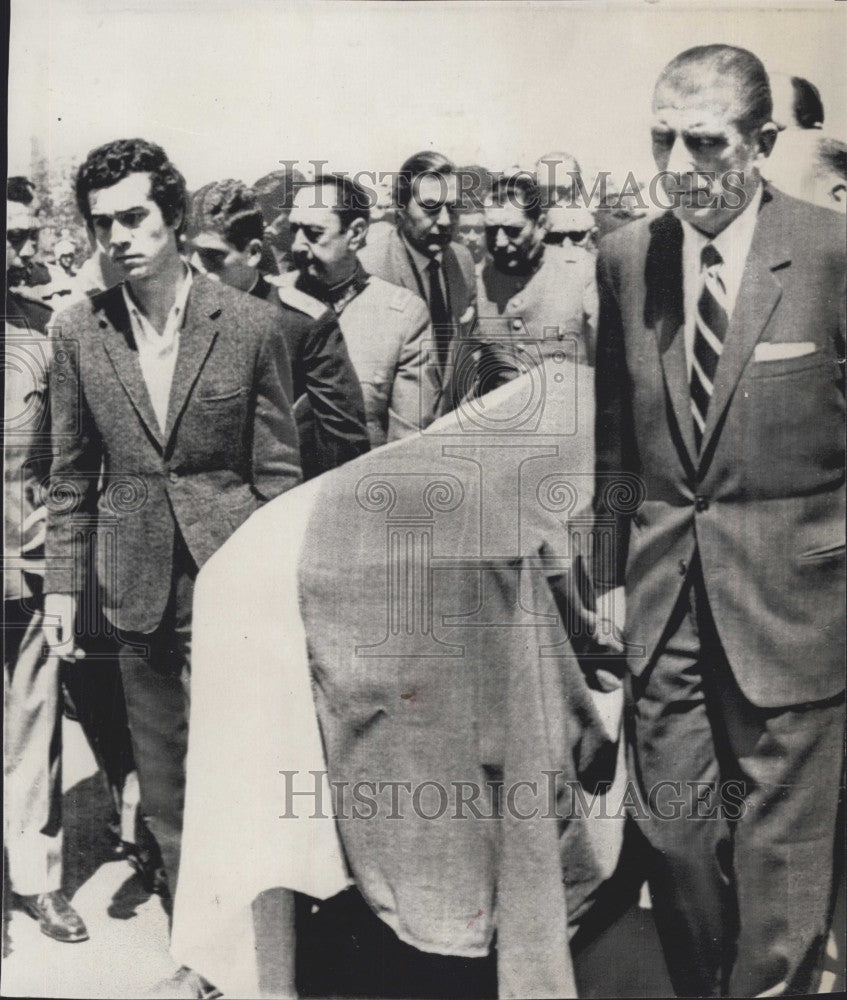 1970 Press Photo Chile Pres. Eduardo Frei carry the coffin of Gen.Rene Schneider - Historic Images