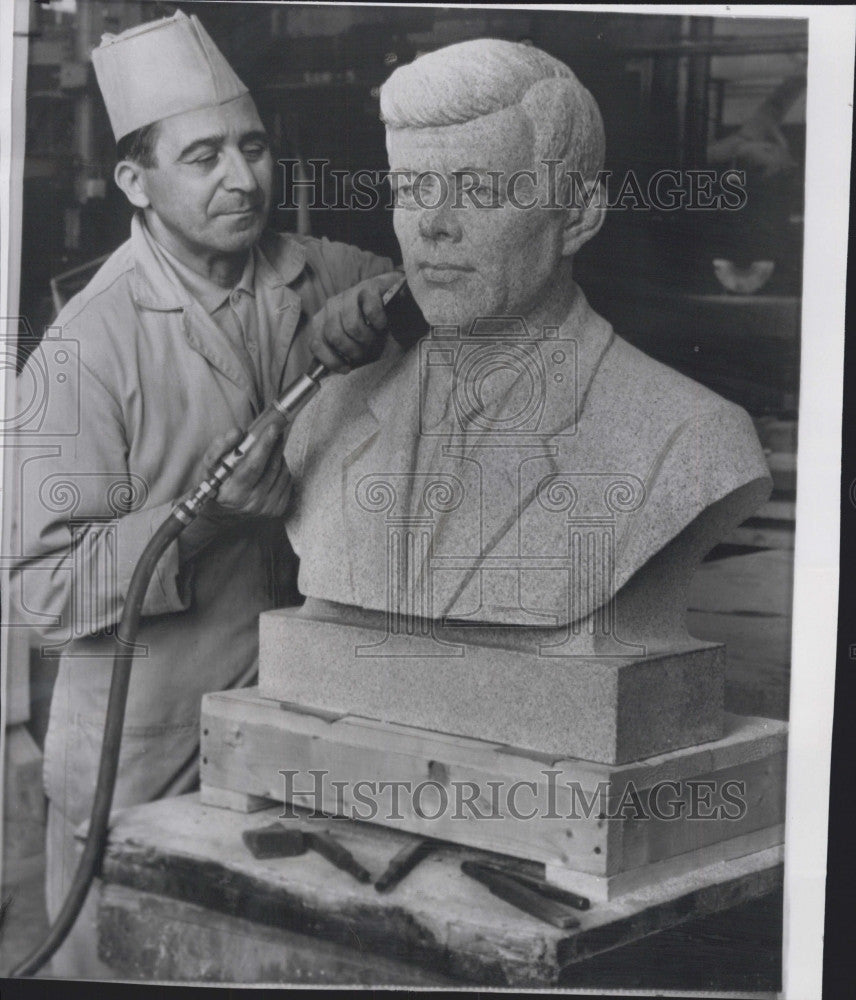 1964 Press Photo Sculptor Bruno Sarsanini carving bust of president Kennedy - Historic Images