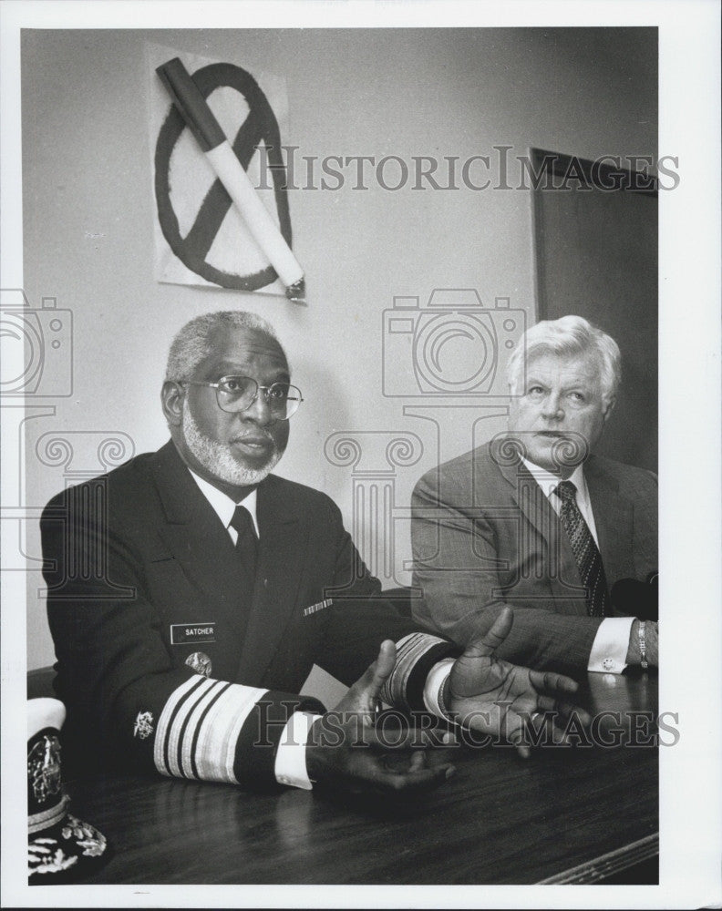 1998 Press Photo Surgeon General Davis Satcher  and Senator Edward Kennedy - Historic Images