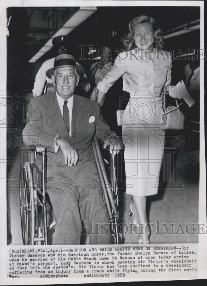 1959 Press Photo Sir Victor Sasson, New Wife Evelyn Barnes on Honeymoon Trip - Historic Images