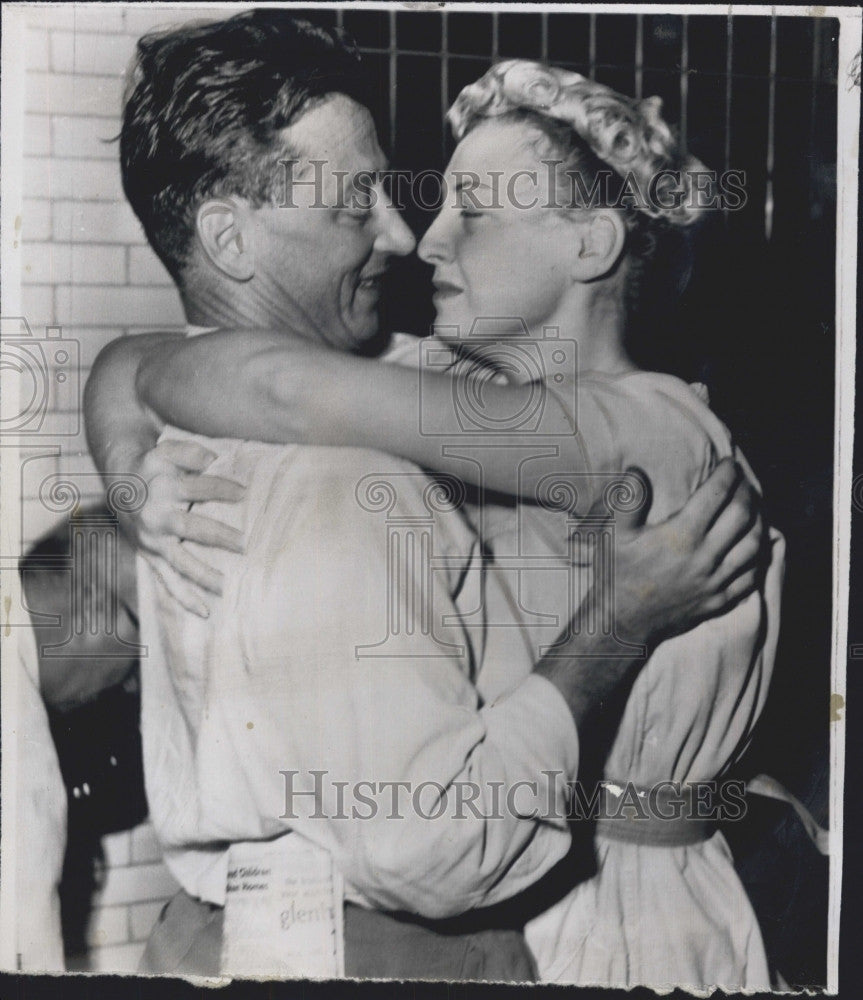 1954 Press Photo Donald Server Hugs Wife Janet Who Stole Food to Feed Kids - Historic Images