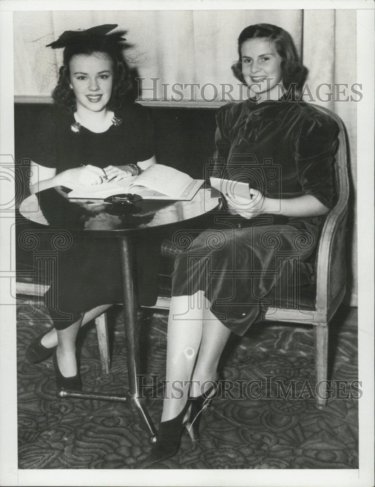 1939 Press Photo Actress Esme O&#39;Brien &amp; Dorothy Butler - Historic Images