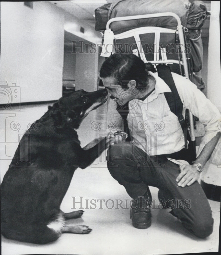 1975 Press Photo Steve Sarkisssian Walking with Dog Telly RaisMultiple Sclerosis - Historic Images