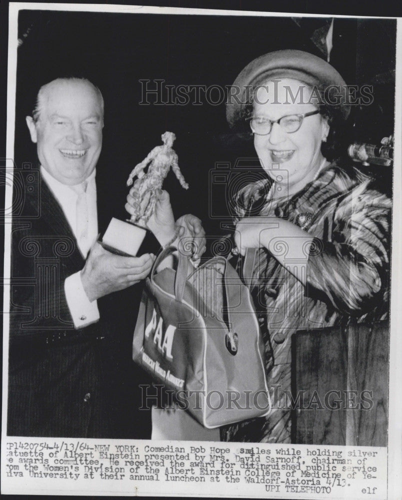 1964 Press Photo Comedian Bob Hope &amp; Ms David Sarnoff with Statue of Einstein - Historic Images