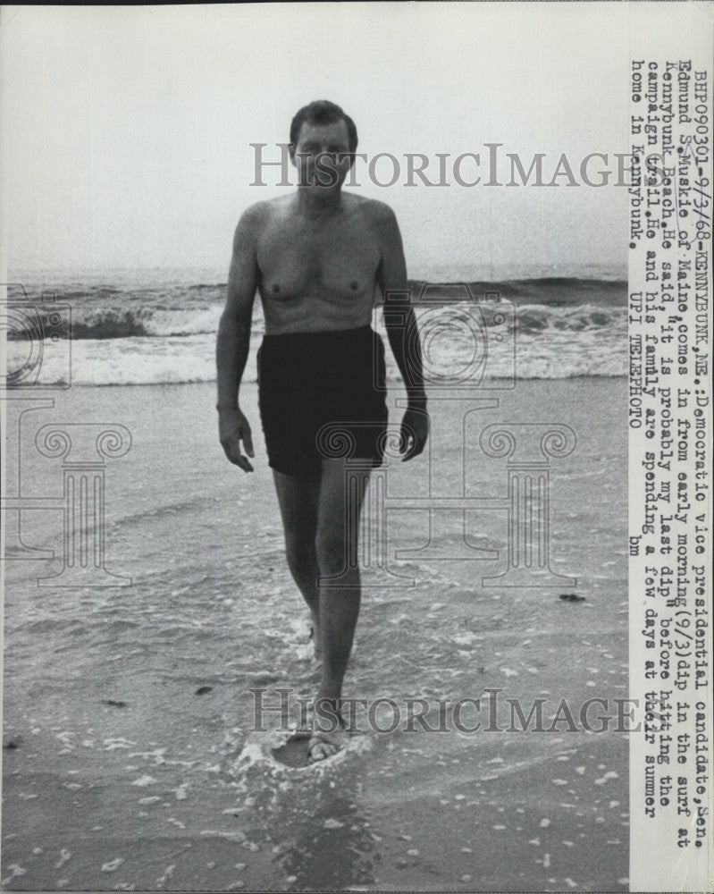 1968 Press Photo Sen. Edmund Muskie taking his last dip before campaign - Historic Images