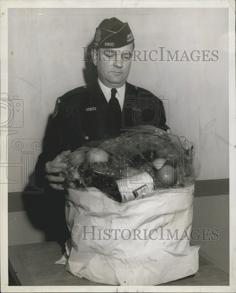 1953 Press Photo Walter Mullen of #6800 VFW to Distribute Food Baskets to Needy - Historic Images