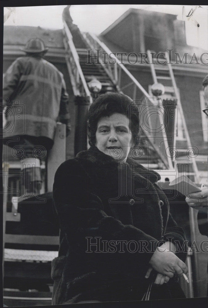1969 Press Photo Mrs. Claire Murray of Medford,her apartment was on fire. - Historic Images