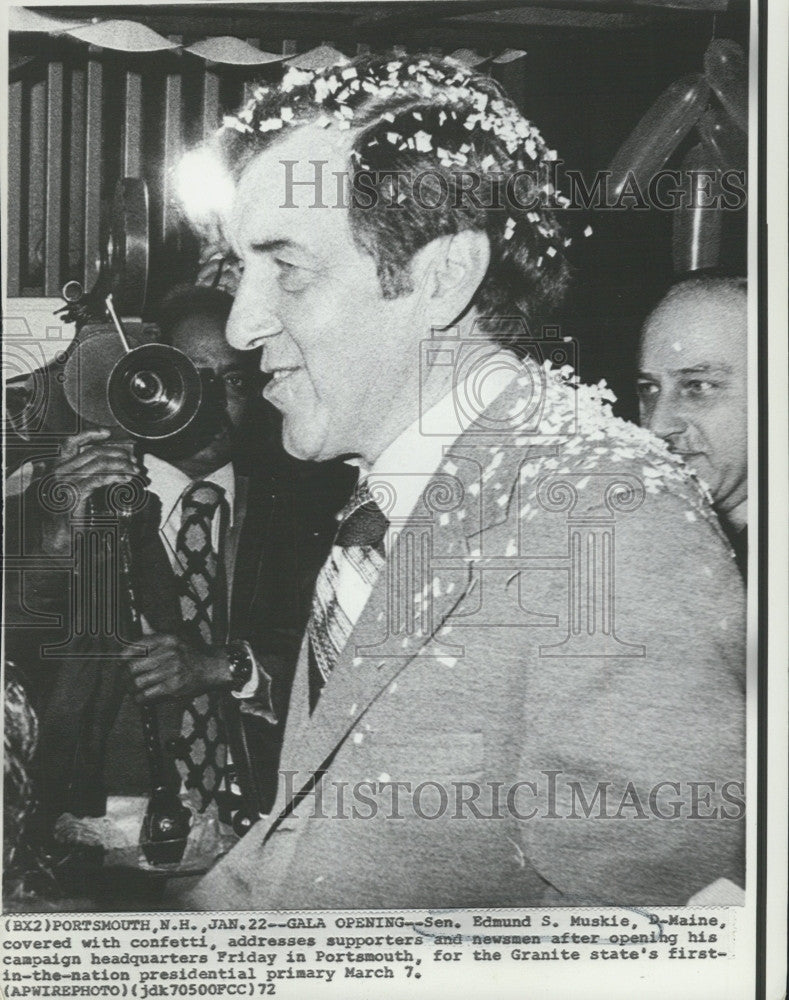 1972 Press Photo Sen.Edmund S.Muskie, covered with confetti speaks with newsmen. - Historic Images