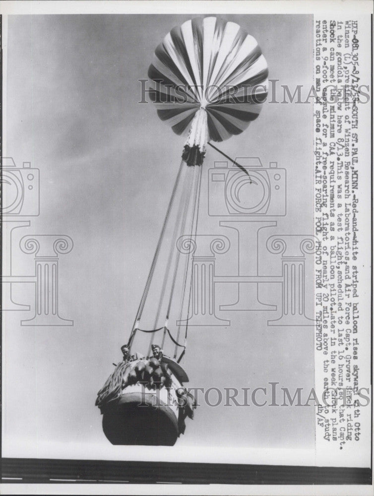 1958 Press Photo Gondola rises skyward with Capt. Grover Shock and  Otto Winzen. - Historic Images