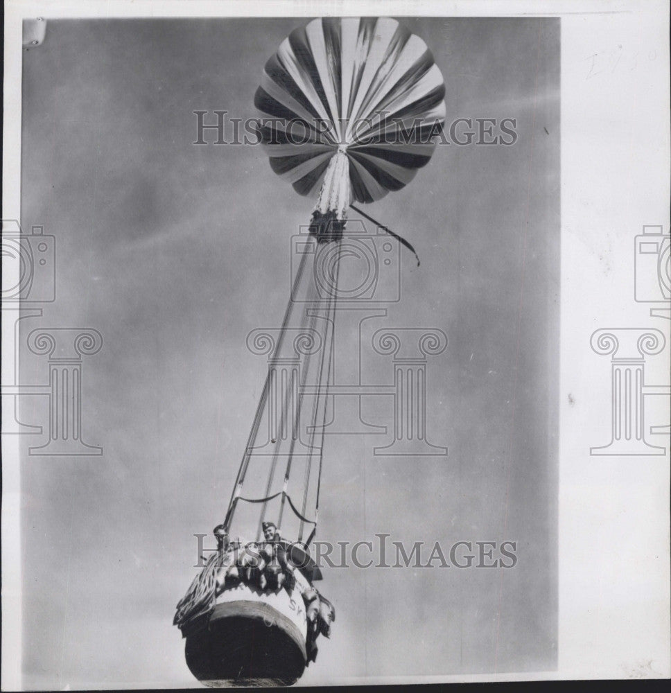 1958 Press Photo Gondola rises skyward with Capt.Grover Schock and Otto Winzen. - Historic Images