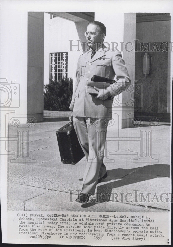 1955 Press Photo Lt.Col. Robert L.Schock, at Fitzsimons  Army Hospital. - Historic Images